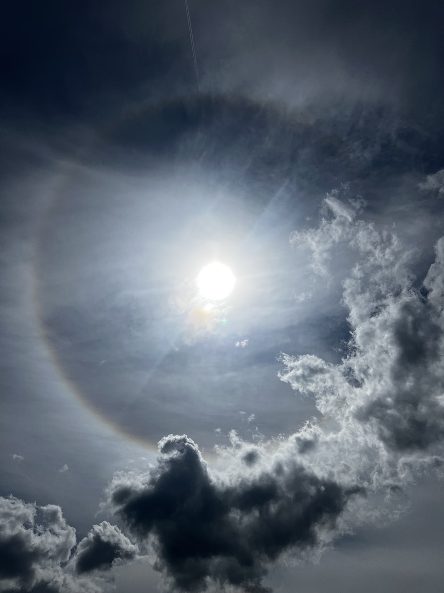 Sonnenhalo — ruhiges Licht am Himmel